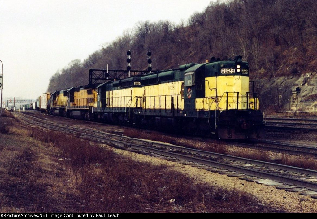 Manifest crosses over to enter Belt Yard